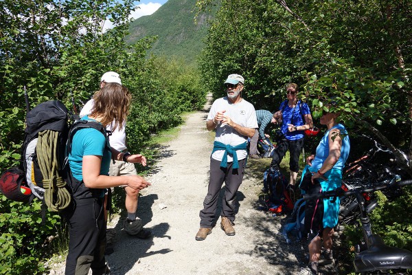 Etter å ha møtt resten av gruppen og presentert oss for hverandre begynte vi på turen opp mot breen. Først var det ca 3 km å sykle.