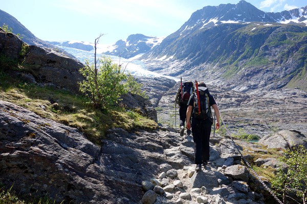 Etter sykkelturen var det et stykke å gå oppover fjellet til vi kom til brekanten.