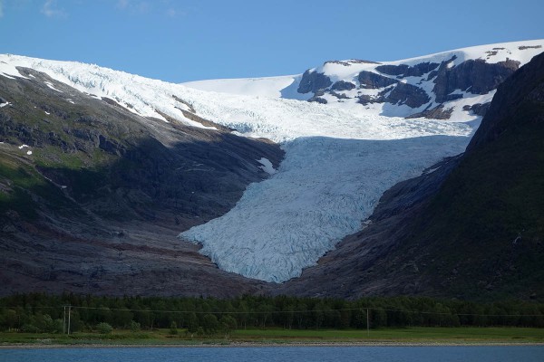 Utsikt mot breen på vei tilbake over fjorden. For bare et par timer siden gikk vi rundt opp på der. Det vises godt hvor mye breen har trukket seg tilbake.