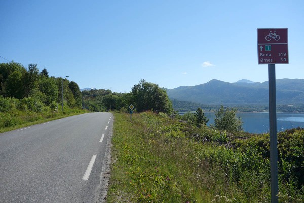 Kystriksveien er nå blitt skiltet med "Nasjonal sykkelrute nr. 1" sykkelskilt. Bra :-)