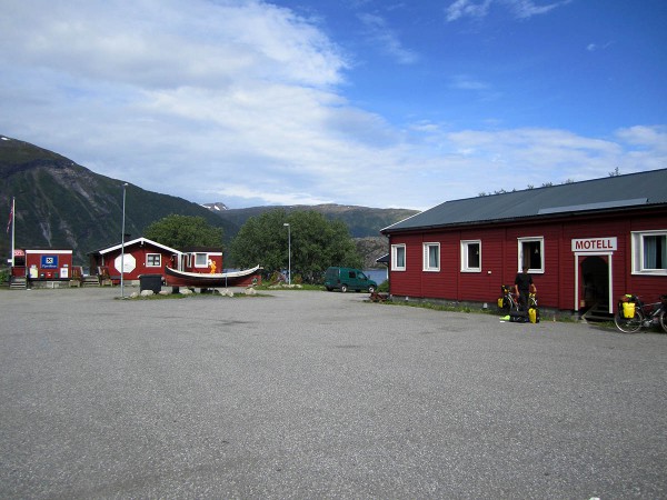 Rødbrygga på Kjøpstad. Drives av ei av de hyggeligste mennesker det er mulig å finne langs Kystriksveien. God, billig og hyggelig overnatting.