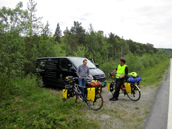 Midt i en av Kystriksveiens absolutt lengste oppoverbakker støtte vi på selveste Mr. Kystriksveien, daglig leder av Kystriksveien Reiseliv Frode Lindberg. Da var det helt på sin plass å ta en liten hvilepause og en prat :-)