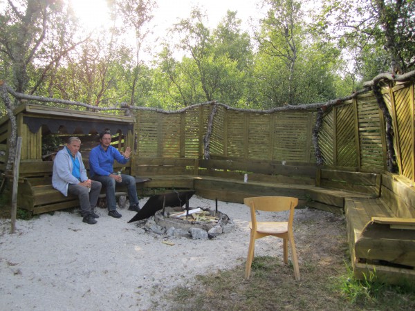 Arnt og meg på en av de mange hyggelige bål- og samlingsplassene de har laget ved Geitvågen Camping.