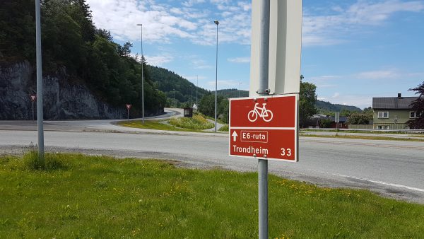 Sykkelskilt er en fin ting. 33 km til Trondheim via 'E6 ruta' 
