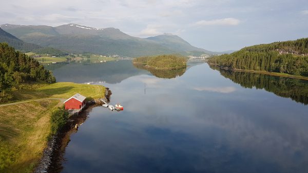 (06:45) Det er ikke akkurat utrivelig å sykle langs fjorden her på morgenen. Er helt alene på veien også :-) 