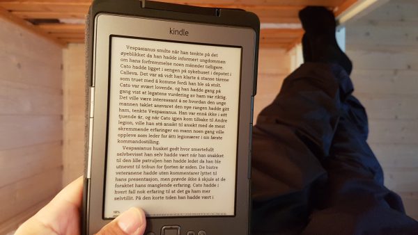 Venter på at regnet skal gi seg litt. Syns selv at Kindle er noe av det smarteste jeg har med på tur