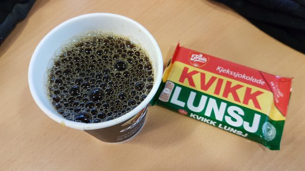 Kaffen her var gratis men sjokoladen betalte jeg for. Turens første Kvikk Lunsj. 