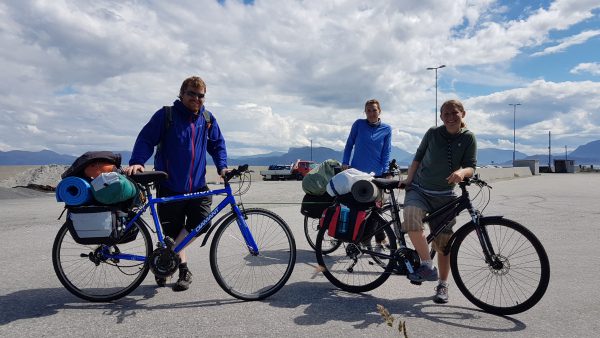 Han til venstre blir tauet rundt på sykkeltur av henne til høyre. Jeg har aldri sett noe lignende. De berget dagen min :-) 