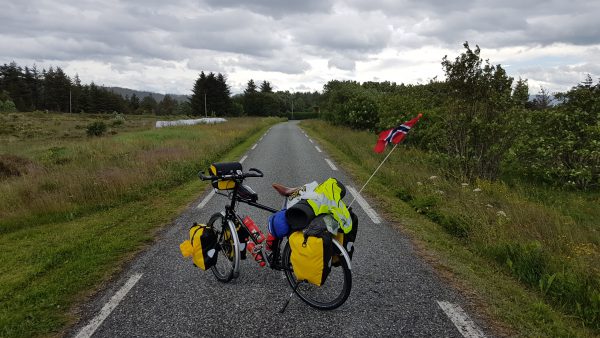 Det er fint ennå veier å sykle på her ute. Smale, flate og idylliske. 