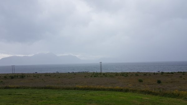 Det kommer regn inn fra havet - mye regn. 