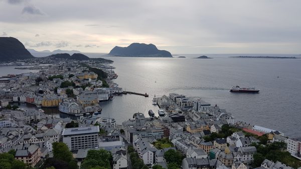 Utsikt over Ålesund. Hurtigruten er på tur ut. 