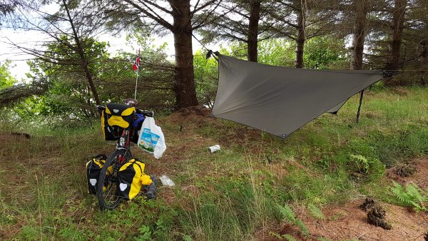 (18:35) Her har jeg slått leir for kvelden. I kveld blir det å overnatte i hengekøyen. 