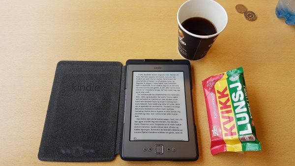 Kindle er med og gjør enhver pause til en fornøyelse. Jeg er veldig spent på hvordan det går med de romerske legionærene Cato og Macro som nå er i en fæl knipe i boken "Ørnen og ulvene" av Simon Scarrow :-) 