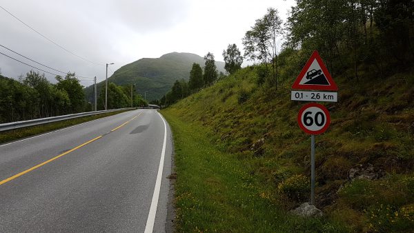 (14:15) Så er jeg igang med dagens utfordring. 2,5 km med bratt oppoverbakke ... Puh