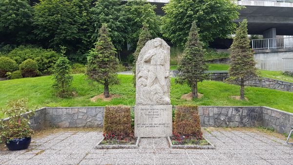 Kaptein Martin Linge falt under Måløy-raidet og det står en minnestatue over ham i parken her. 