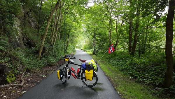 (11:10) På vei ut av Bergen på hyggelige sykkelstier. 