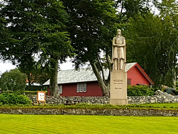 (17:12) Her på Fitjar står Håkon den gode. 