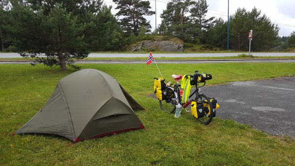 (08:50) På tide å slå sammen "Hotell Roadside" og komme seg videre. 