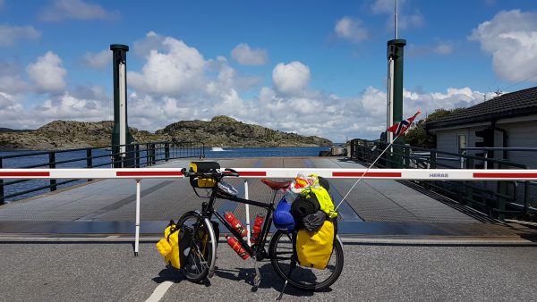 Framme på fergekaien etter tre timers kjedelig sykling på Bømlo. 