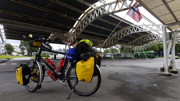 Busstasjonen i Haugesund - venter på bussen