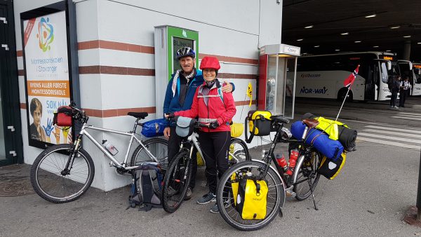 Walter Schappi og Lisbeth Vaughan var trivelig selskap på bussturen mot Stavanger. Vi hadde oss en trivelig tursykkelsnakk og jeg fikk mange tips til min videre sykling sørover i Europa. 