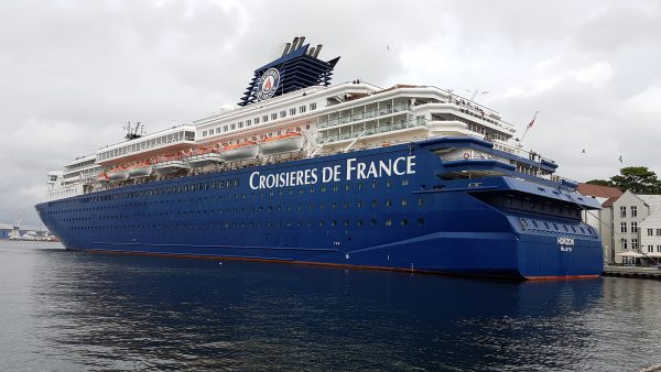 Det ligger også en del store cruisebåter i havnen. 