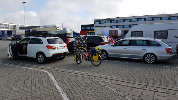 (18:30) Da er sykkelen parkert i spor 1 i påvente av at vi får kjøre ombord. 