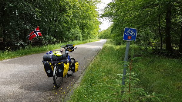 (13:25) Endelig inne på Sykkelrute 1 som jeg skal følge nord til Skagen. 