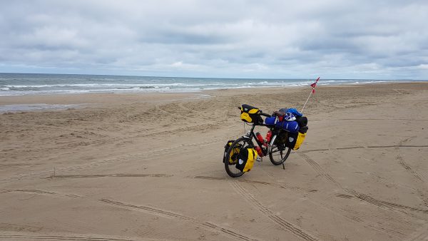 (13:40) Det er fint her på stranden ved vesterhavet men det var ikke hit jeg skulle så det er bare å snu å sykle tilbake igjen. 