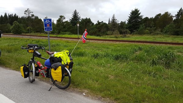 (13:00) Ca. 15 km sør for Skagen deler Sykkelrute 1 og 5 seg. Sykkelrute 1 følger vestkysten mens Sykkelrute 5 følger østkysten. Jeg skal nå følge Sykkelrute 5 videre. 