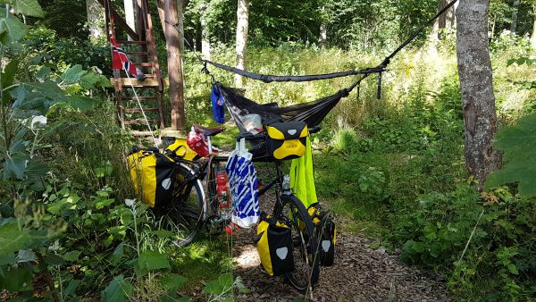 (17:30) Har funnet en "primitiv overnattingsplass" der jeg har hengt opp hengekøyen. 