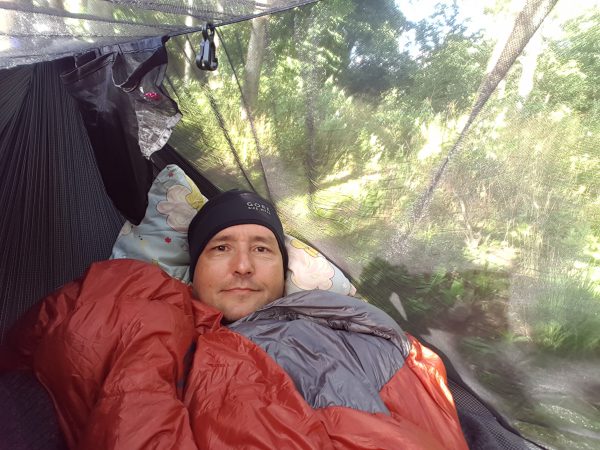 (19:20) Klar for en ny natt i hammocken. Jeg har ikke satt opp tarpen ennå da det er oppholdsvær men det skal regne i løpet av natten så jeg må gjøre det før jeg legger meg til å sove. Nå ligger jeg bare å slapper av og leser. Det er behagelig å ligge i, bedre enn teltet. 