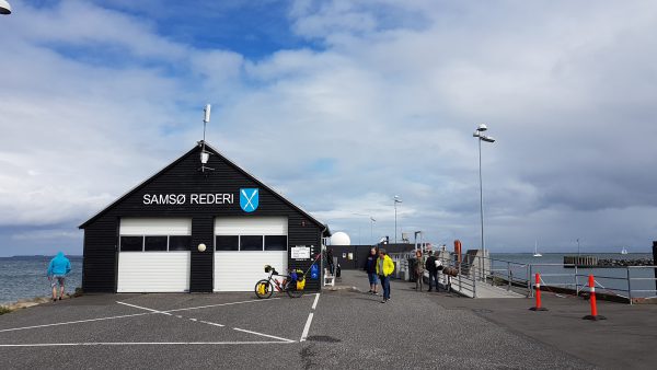 (16:00) Fremme på fergekaien på Hou. Fergen til Samsø går om en times tid. 