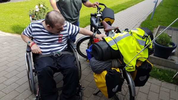 (09:30) Så skal Johnny bare sjekke sykkelen og at bagasjen sitter forsvarlig fast, så går turen videre. 