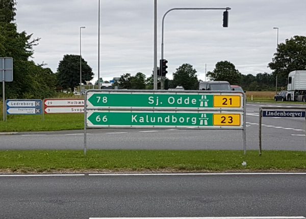 (18:05) Da jeg kom til veikryss ned dette skiltet hadde jeg syklet 86 km fra Kalundborg, så det å følge Sykkelrutene har lagt minst 20 km ekstra på turen. 