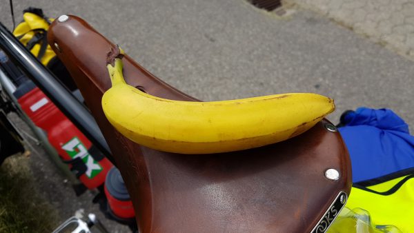(14:11) Jeg har ikke så mye matlyst når jeg sykler men jeg prøver å trøkke i meg en banan hver 1,5 time enten jeg har lyst på den eller ikke. Drikker også masse vann. Det er tett på 30 grader i dag så det er viktig å få i seg nok væske. 