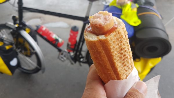 (15:30) Det ble en liten pitstop på Statoil for en pølse. 