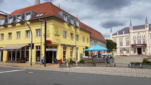 (12:41) Lunsj i det gule huset der sykkelen står utenfor vinduet. 