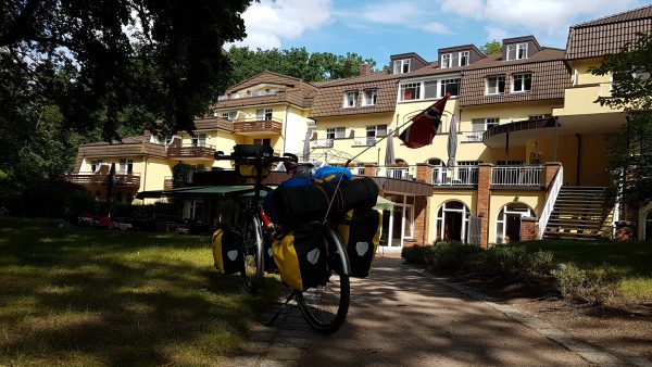 (15:10) Fremme ved Spahotellet Kurhaus am Inselsee. Her har de innendørs basseng jeg straks skal benytte meg av. 