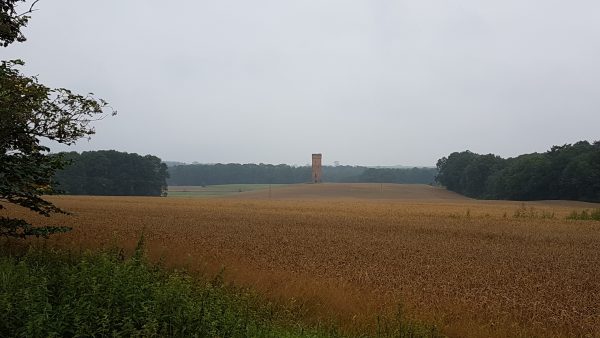 (09:59) Midt ute på en åker sto det noe som lignet veldig på et gammelt borgtårn. 