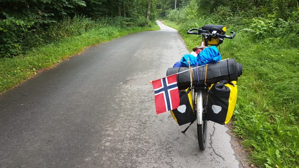 (10:10) Flaggstangen er knekt så flagget har fått en ny midlertidig plassering, og ja, det du ser litt lenger fram på veien er en bakke. Det er bakker i Nord-Tyskland. 