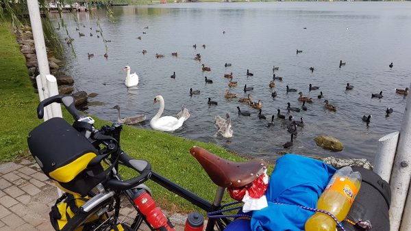 (11:33) Tar en liten pause her ved sjøen mens jeg venter på at restauranten her skal åpne. Den åpner kl 1200 og jeg vil gjerne ha meg litt mat før jeg fortsetter da jeg ser lite spisesteder på kartet de neste mil. 