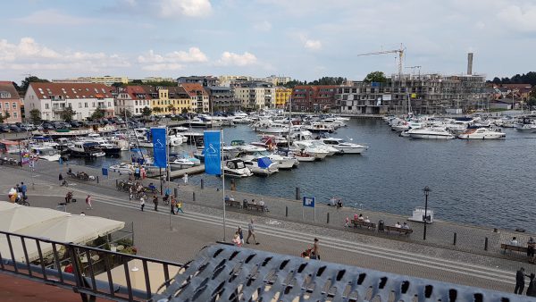 (17:30) Det er fin utsikt fra hotellrommet. Waren viser seg å være en stor turistby og hotellet ligger smakk bang midt i smørøyet. 