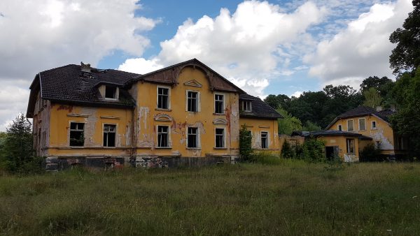 (13:23) Jeg kan ikke la være å undres på historien til et sånt stort flott hus som nå bare er en ruin. Hvor gammelt er det? Hvem bodde her? Hva har skjedd? Hvorfor er det fraflyttet og forfallent? 